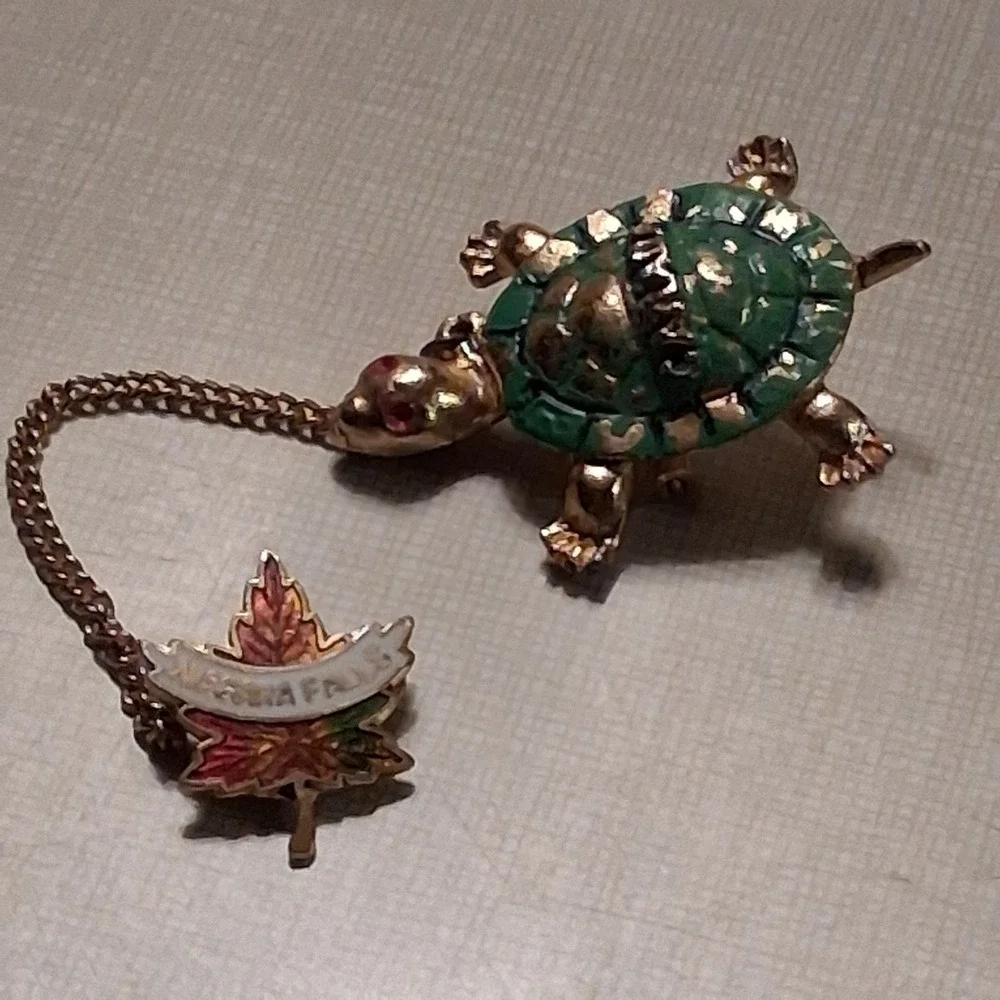 Vintage Turtle Sweater Guard Cardigan Clip Green Enamel Canada Maple Leaf